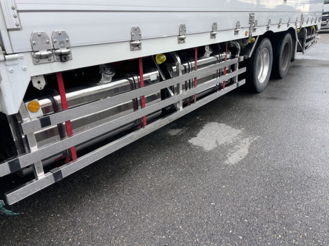 日野　プロフィア　ハイルーフ　ウィング　寝台メッキ　ステンレス多数