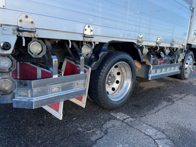 いすゞ：エルフ：平アルミブロック（70㎝）６速MT：フロントバイザー：ミラーステー：アルミホイール：架装多数　