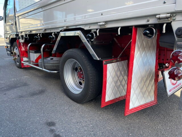 いすゞ　エルフ　平ボディ　5MT　フロントバイザー　プロテク縞板　木床　内装生地張り