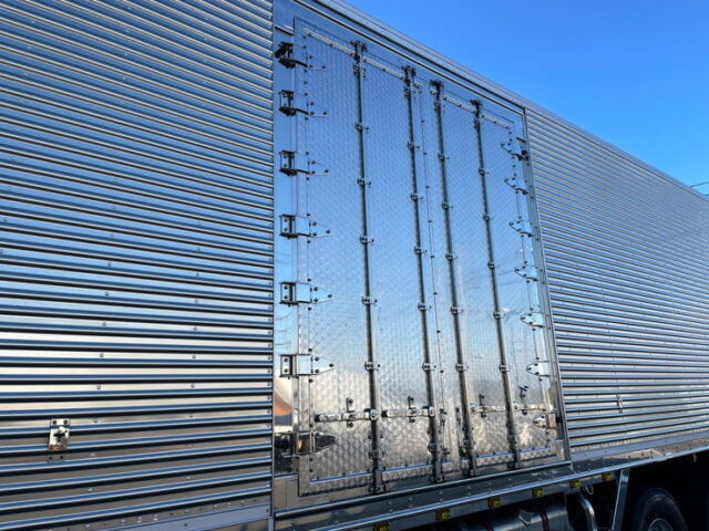 UD クオン：ハイルーフ：冷凍バン：トレクス造りボデー：横扉：ステンレス多数：AT