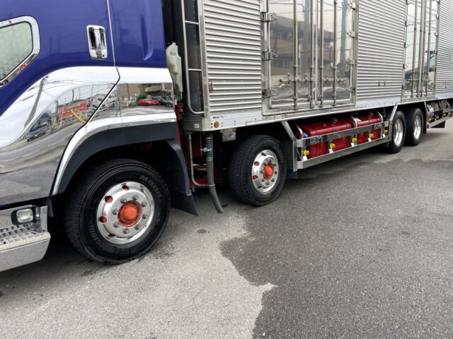 いすゞ　ギガ　ハイルーフ　冷凍バン　4軸　左観音扉2枚　サブエンジン　ジョロ４キーストン