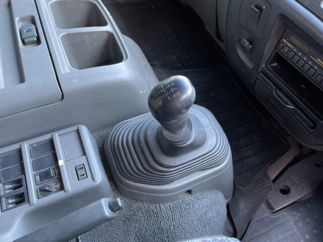 【委託販売車両】いすゞ：フォワード：205馬力：6MT：リア門口ステンレス：木床：ロケット：舟形バンパー：ステンレス多数　