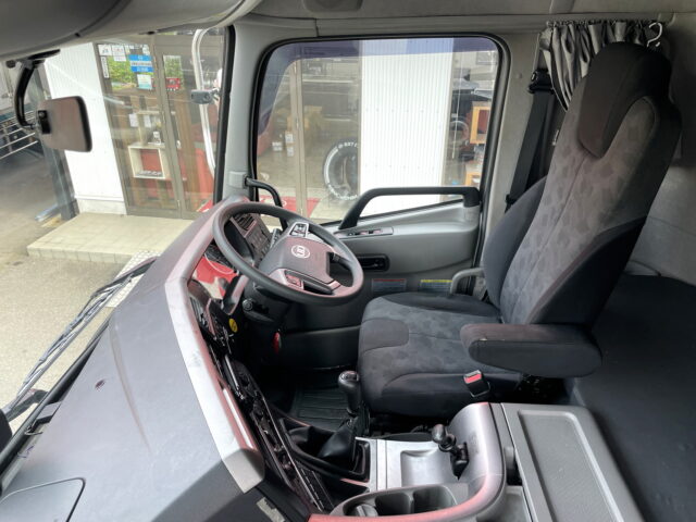 UDトラックス：クオン：トレーラーヘッド：メッキ多数：第5輪荷重11.500㎏