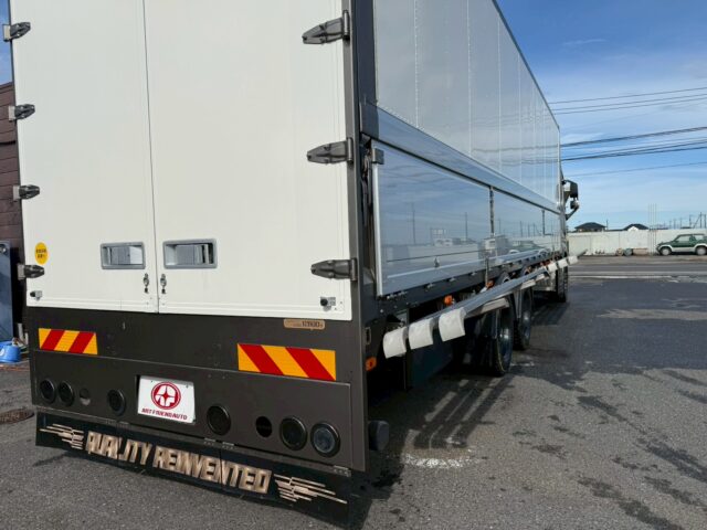 VOLVO：FH：グローブトロッター：ウィング：ブラックウルフホイール：木床