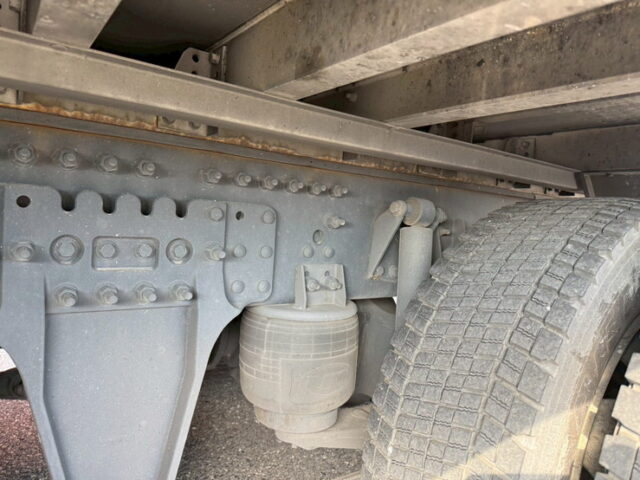 UDトラックス：クオン：ハイルーフ：ウィング：メッキ多数：木床：ラッシング2段