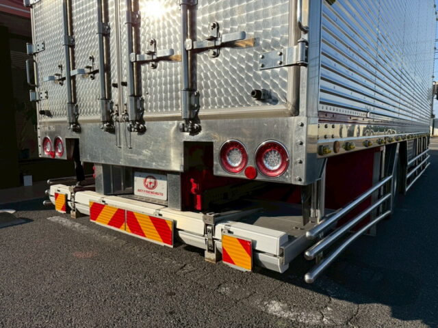 いすゞ：フォワード：ハイルーフ：冷凍バン：7100標準幅：架装多数：格納ゲート：エアサス