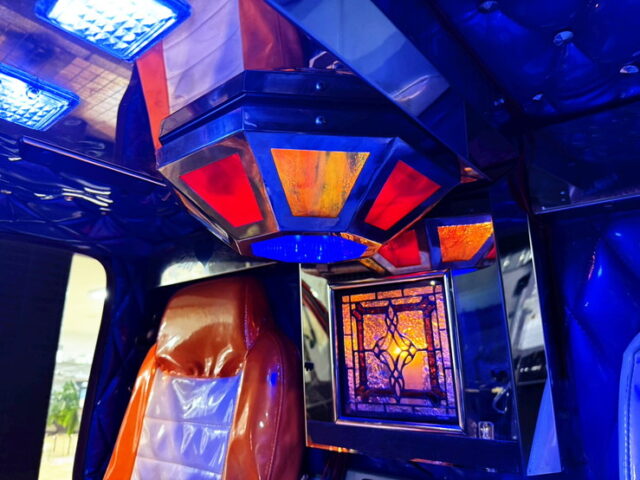 いすゞ：エルフ：イベント車：架装多数：カスタムペイント：荷台トランク仕様：マニ割り