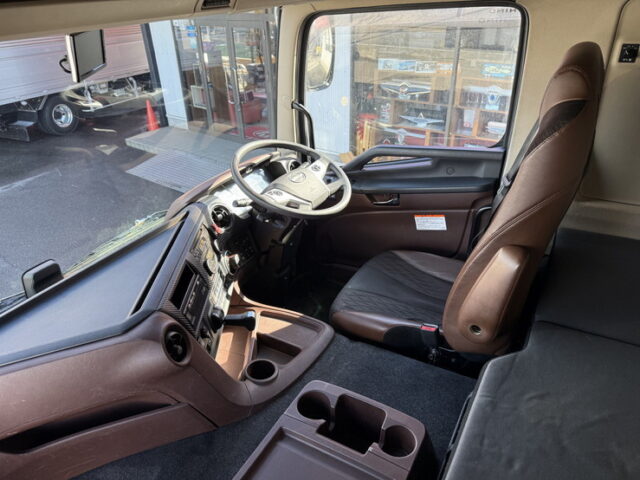 日野:17プロフィア:ハイルーフ:メッキ多数:アルミホイール:木床:E13Cエンジン