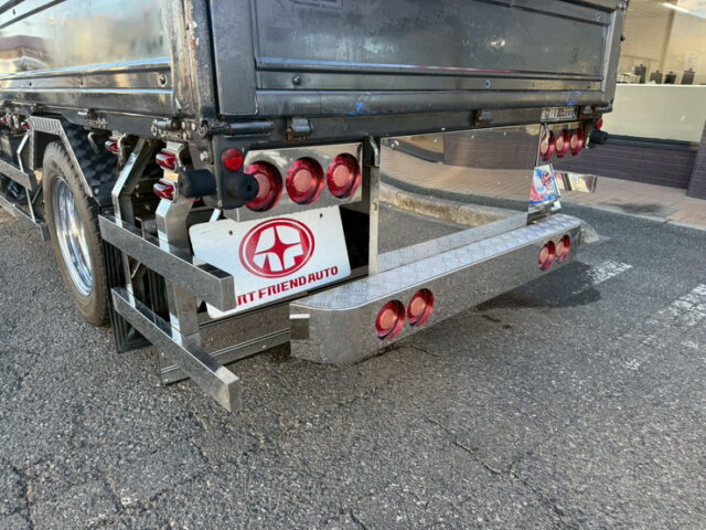 【現状】いすゞ：エルフ：平ボデー：架装多数：マニ割り：5トン未満：2駆/4駆切換付き