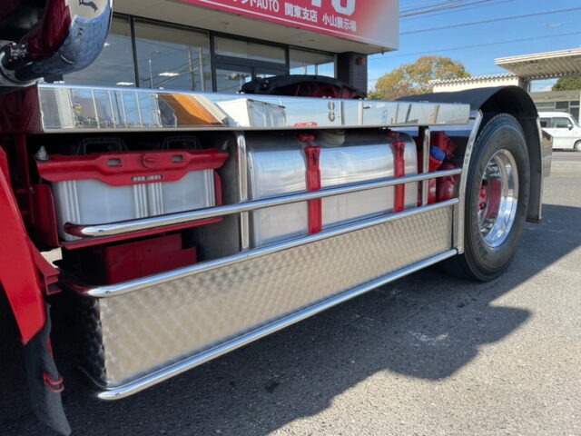 日野　17プロフィア　ヘッド　内装生地張り　ステンレス多数　メッキパーツ多数