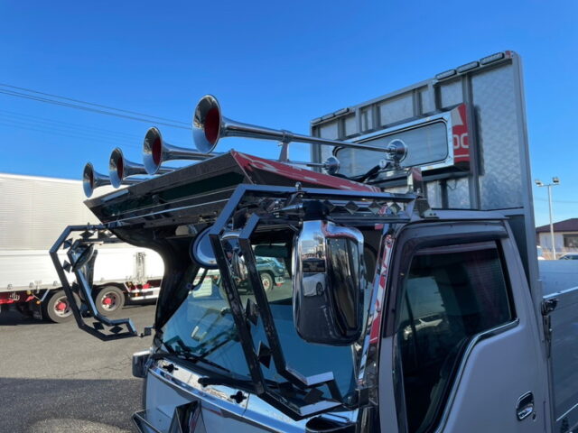 いすゞ：エルフ：平アルミブロック（70㎝）６速MT：フロントバイザー：ミラーステー：アルミホイール：架装多数　