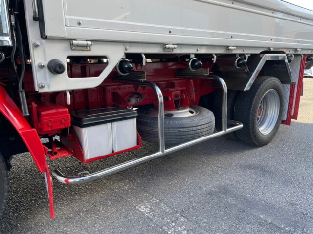 いすゞ　エルフ　平ボディ　5MT　フロントバイザー　プロテク縞板　木床　内装生地張り