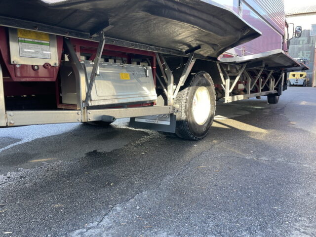 いすゞ：フォワード：増トン：冷凍ウィング：6600ボデー：エアサス：サーモキング製冷凍機