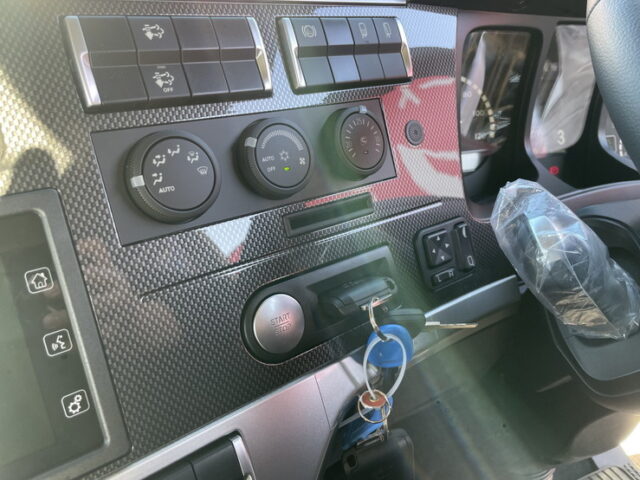 三菱ふそう　17スーパーグレート　トラクターヘッド　E尺　460馬力　リアエアサス　ハイルーフ　プレミアム