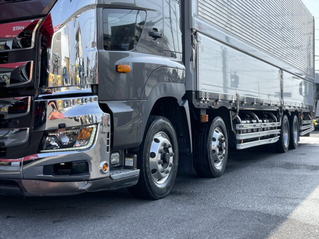 日野：17プロフィア：ハイルーフ：ウィング：メッキ多数：アルミホイール