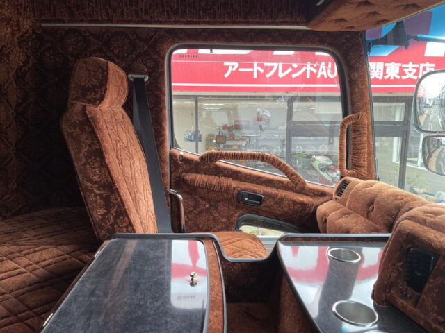 日野：プロフィア：トレーラーヘッド：内装生地張り：ハイルーフ：架装多数：メッキ多数