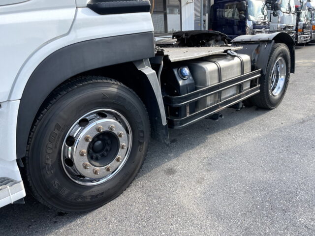 UDトラックス：クオン：トレーラーヘッド：メッキ多数：第5輪荷重11.500㎏