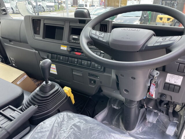 いすゞ：フォワード：登録済未使用：アームロール：3人乗り：ベッドレス：積載3.750㎏