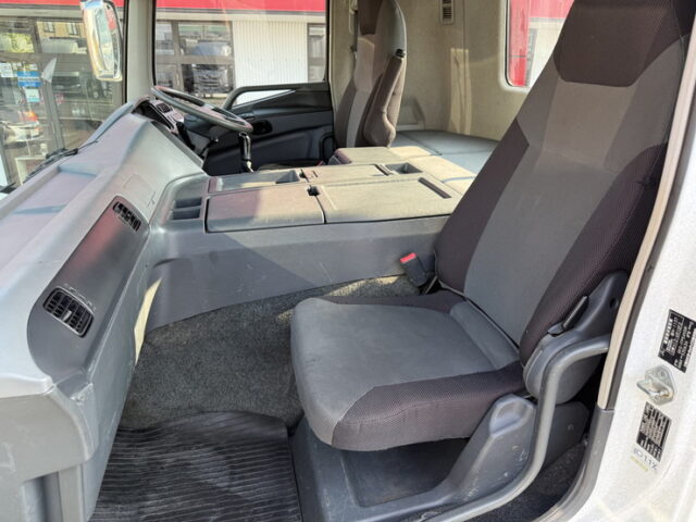 スーパーグレート：ハイルーフ：トレーラーヘッド：メッキ多数：アルミホイール：7速MT