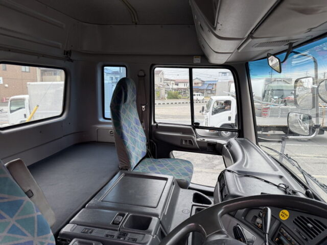 日野：テラヴィ：ハイルーフ：トレーラーヘッド：エアサス：V8ツインターボ