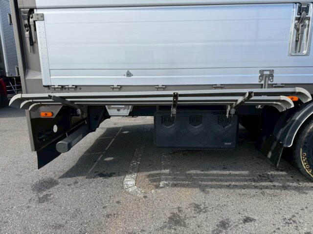 VOLVO：FH：グローブトロッター：ウィング：ブラックウルフホイール：木床