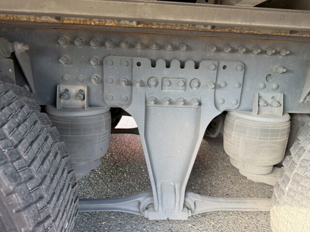 UDトラックス：クオン：ハイルーフ：ウィング：メッキ多数：木床：ラッシング2段