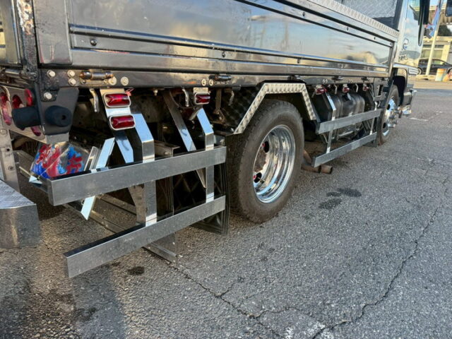 【現状】いすゞ：エルフ：平ボデー：架装多数：マニ割り：5トン未満：2駆/4駆切換付き