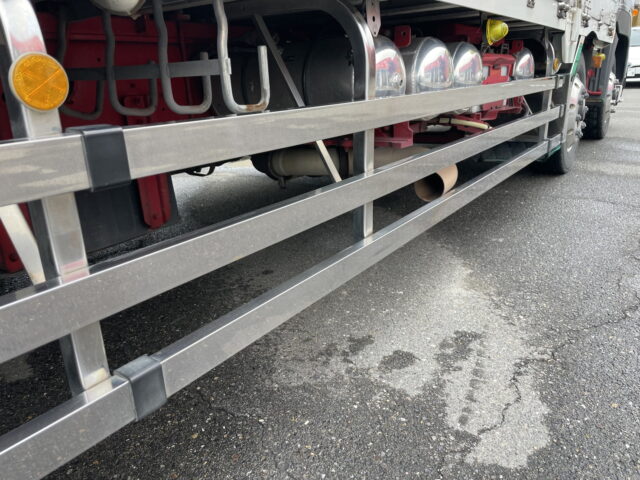 日野　プロフィア　ハイルーフ　ウィング　寝台メッキ　ステンレス多数