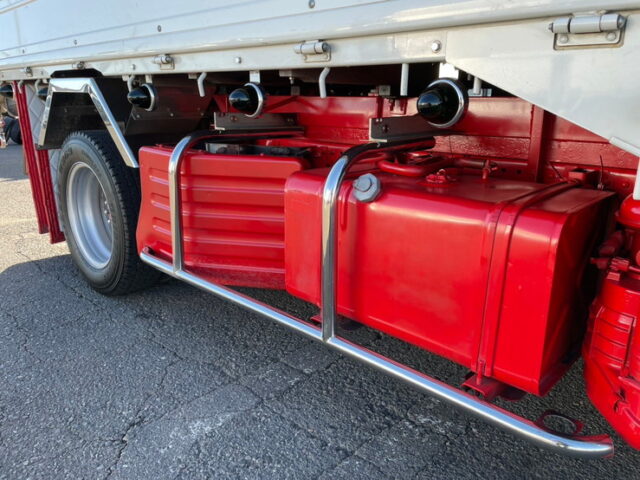 いすゞ　エルフ　平ボディ　5MT　フロントバイザー　プロテク縞板　木床　内装生地張り