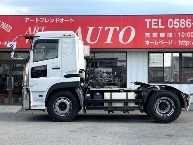 UDトラックス：クオン：トレーラーヘッド：メッキ多数：第5輪荷重11.500㎏