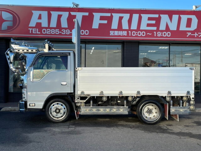 いすゞ：エルフ：平アルミブロック（70㎝）６速MT：フロントバイザー：ミラーステー：アルミホイール：架装多数　