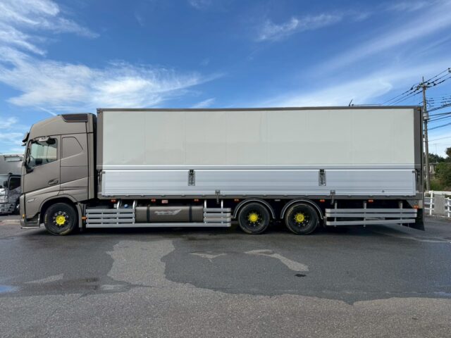 VOLVO：FH：グローブトロッター：ウィング：ブラックウルフホイール：木床