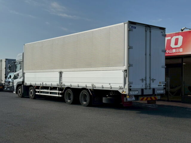 UDトラックス：クオン：ハイルーフ：ウィング：メッキ多数：木床：ラッシング2段