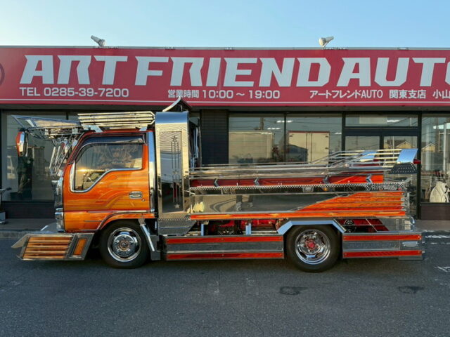 いすゞ：エルフ：イベント車：架装多数：カスタムペイント：荷台トランク仕様：マニ割り