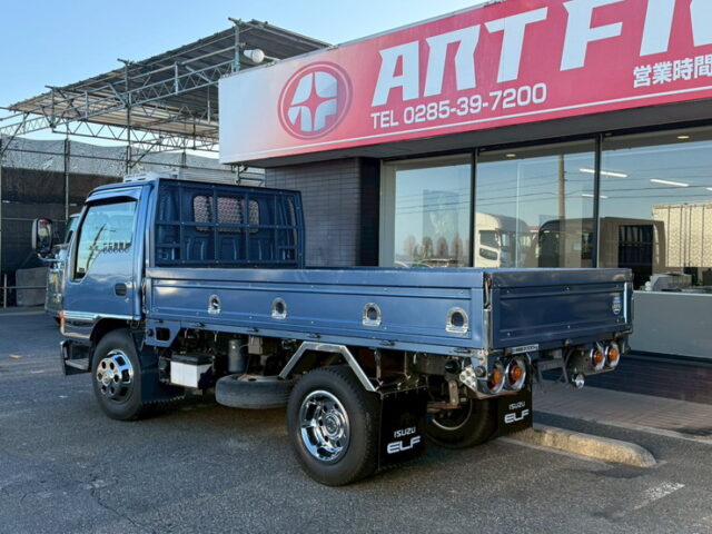 いすゞ:エルフ:平ボデー:標準幅:10尺長:マニ割り:ハイグレード:140馬力