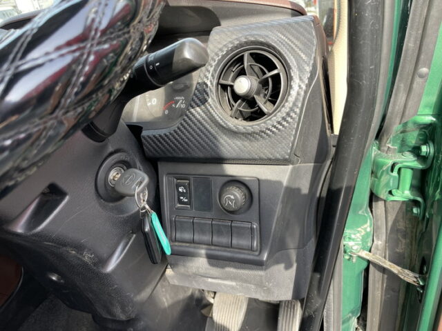 日野:17プロフィア:ハイルーフ:トレーラーヘッド:PTO付:ダンプレバー:メッキ多数