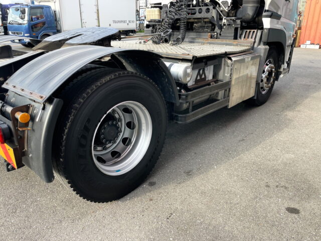 UDトラックス：クオン：トレーラーヘッド：メッキ多数：第5輪荷重11.500㎏