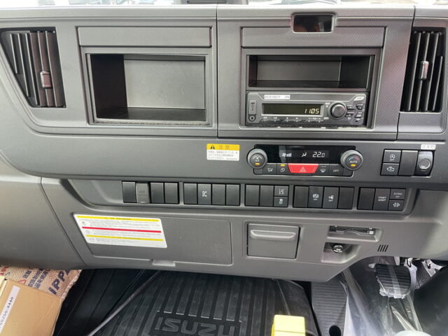 いすゞ：フォワード：登録済未使用：アームロール：3人乗り：ベッドレス：積載3.750㎏