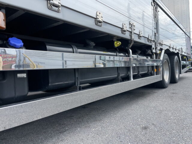 日野：17プロフィア：ハイルーフ：メッキ多数：ステンレス多数：アルミホイール