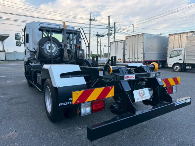 いすゞ：フォワード：登録済未使用：アームロール：3人乗り：ベッドレス：積載3.750㎏