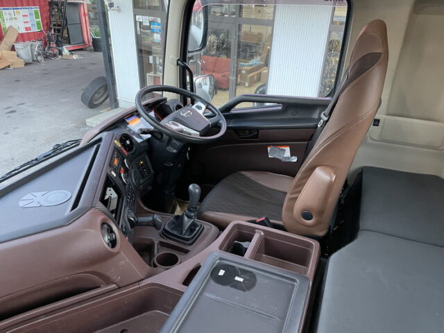 日野：17プロフィア：ハイルーフ：トレーラーヘッド：7速MT：450馬力：E13Cエンジン