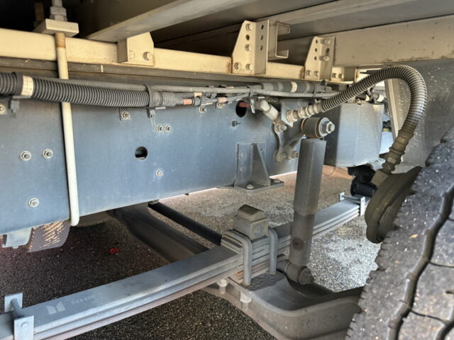 いすゞ：ギガ：ハイルーフ：ウィング：メッキ多数：ステンレス多数：エアローラー