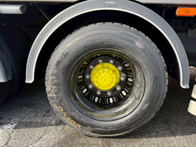 VOLVO：FH：グローブトロッター：ウィング：ブラックウルフホイール：木床