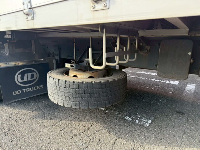 UDトラックス：クオン：ハイルーフ：ウィング：メッキ多数：木床：ラッシング2段