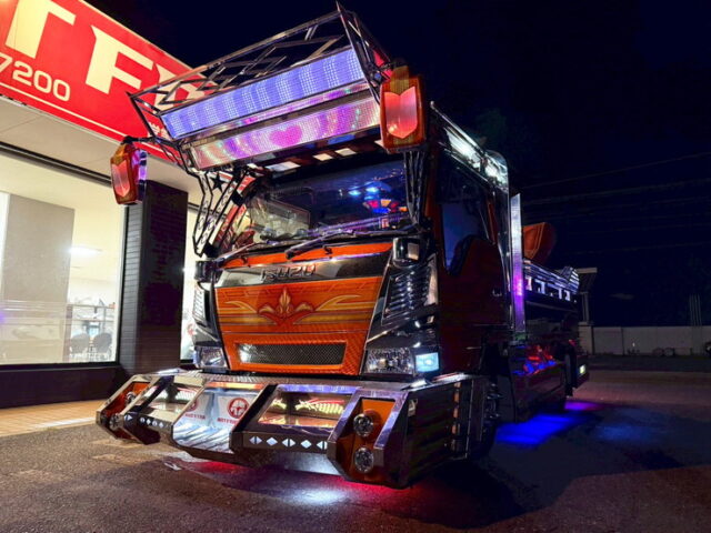 いすゞ：エルフ：イベント車：架装多数：カスタムペイント：荷台トランク仕様：マニ割り