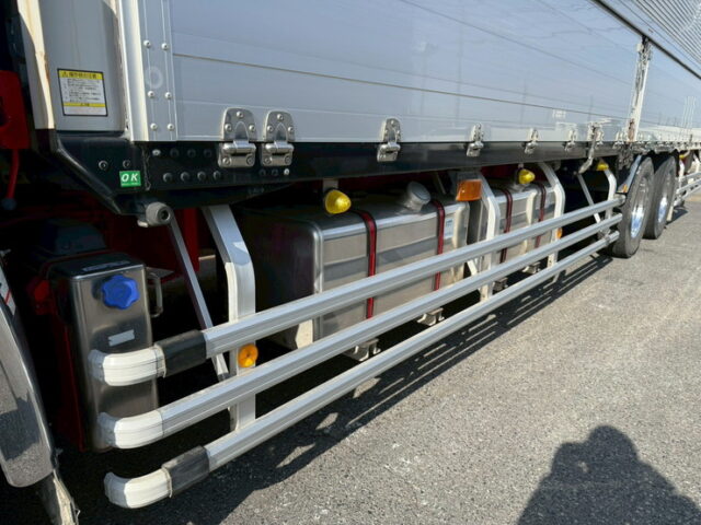 クオン:ハイルーフ:ウィング:メッキ多数:ステンレスバイザー:アルミホイール