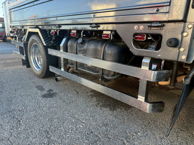 【現状】いすゞ：エルフ：平ボデー：架装多数：マニ割り：5トン未満：2駆/4駆切換付き