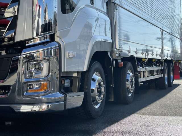 いすゞ　ギガ　ハイルーフ　ウィング　未使用車　アルミホイール　メッキ多数