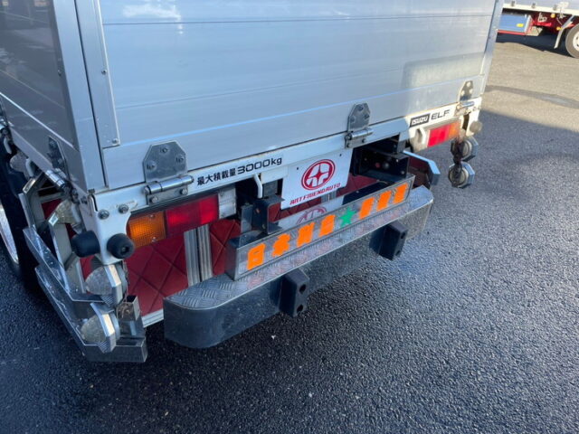 いすゞ：エルフ：平アルミブロック（70㎝）６速MT：フロントバイザー：ミラーステー：アルミホイール：架装多数　