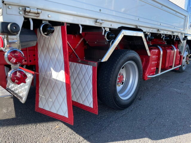 いすゞ　エルフ　平ボディ　5MT　フロントバイザー　プロテク縞板　木床　内装生地張り